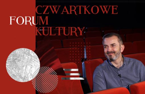Grafika cyklu Czwartkowe Forum Kultury. Na widowni sali widowiskowej PŁ, w jednym z bordowych foteli siedzi dr Tomasz Raczek. Po lewej stronie bordowo-szara grafika i napis Czwartkowe Forum Kultury.