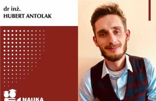 Grafika cyklu Nauka movie głosem młodych naukowców. Obraz podzielony na dwie części: lewa to grafika na biało-bordowym tle, prawa to zdjęcie bohatera. W lewym, górnym rogu, na białym tle czarny napis dr inż. Hubert Antolak. Poniżej na bordowym tle logo cyklu: ikona kamery z nazwą cyklu. Po prawej stronie zdjęcie portretowe dr inż. Huberta Antolaka w kraciastej kamizelce i jasnej koszuli.