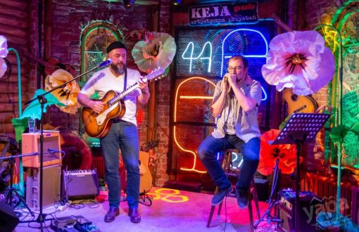Wokalista i gitarzysta na kolorowej scenie Festiwalu Piosenki Turystycznej Yapa 2021.