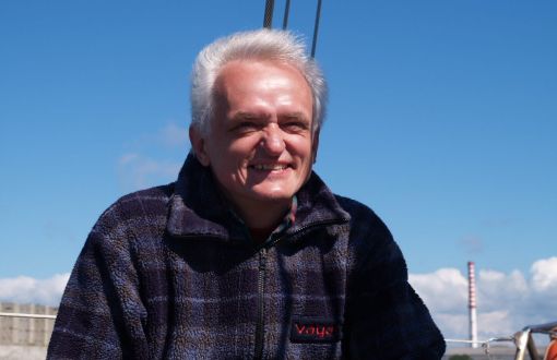 prof. Jerzy Wojewoda w grubej koszuli w kratę. W tle niebo.