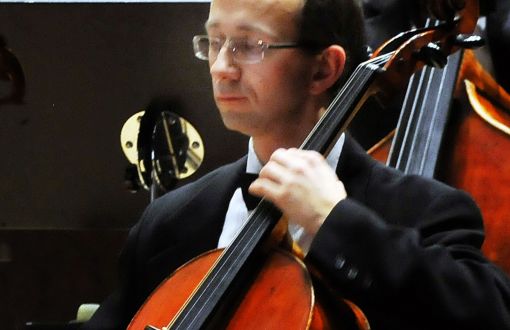 Dr hab. inż. Bartłomiej Stasiak we fraku gra podczas koncertu na wielonczeli.