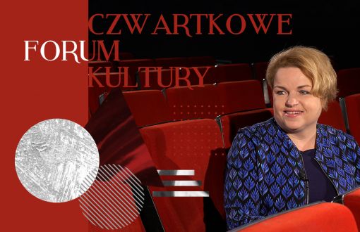 Grafika cyklu Czwartkowe Forum Kultury. Na widowni sali widowiskowej PŁ, w jednym z bordowych foteli siedzi Katarzyna Bosacka. Po lewej stronie bordowo-szara grafika i napis Czwartkowe Forum Kultury.