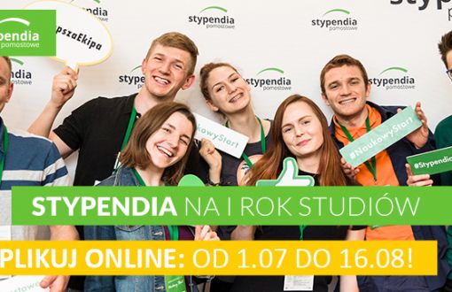 Siedmioro, kolorowo ubranych studentów na tle ścianki z logotypami firm. Dodatkowo, na dole, paski (zielony i żółty) z napisami reklamowymi.