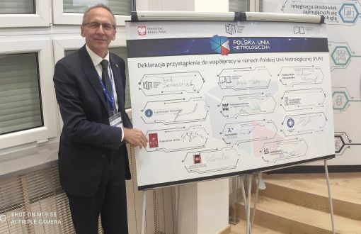 prof. Paweł Strumiłło po podpisaniu deklarację przystąpienia PŁ do PUM