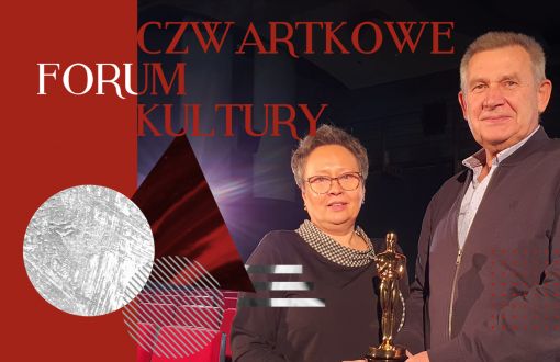 Grafika cyklu Czwartkowe Forum Kultury. Na widowni sali widowiskowej PŁ stoją prof. Anna Jeremus-Lewandowska i Piotr Dzięcioł. Po lewej stronie bordowo-szara grafika i napis Czwartkowe Forum Kultury.
