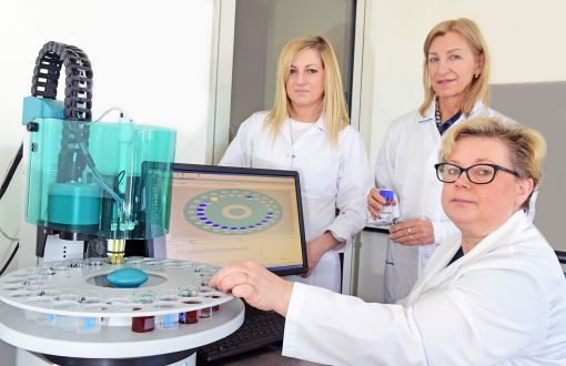 W laboratorium kierowanym przez prof. Grażynę Budrym (od prawej) w białych fartuchach stoją prof. Dorota Żyżelewicz i dr Joanna Oracz.