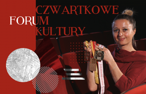 Grafika cyklu Czwartkowe Forum Kultury. Na widowni sali widowiskowej PŁ, w jednym z bordowych foteli siedzi  Katarzyna Smoleńska. Po lewej stronie bordowo-szara grafika i napis Czwartkowe Forum Kultury.