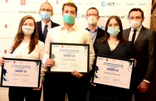 Trzech laureatów stypendiów Klastra z PŁ i SAN po wręczeniu pamiątkowych dyplomów z członkami jury.