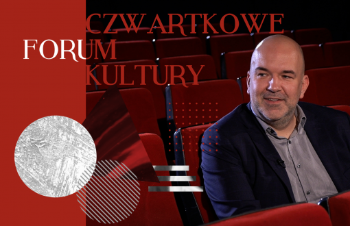 Grafika cyklu Czwartkowe Forum Kultury. Na widowni sali widowiskowej PŁ, w jednym z bordowych foteli siedzi prof. Jarosław Bręk. Po lewej stronie bordowo-szara grafika i napis Czwartkowe Forum Kultury.