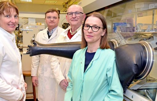 Zespól badawczy projektu w laboratorium. Od lewej stoją: dr hab. inż. Beata Łuszczyńska, prof. PŁ, dr hab. inż. Jarosław Jung, prof. PŁ, prof. dr hab. Jacek Ulański, dr inż. Gabriela Wiosna-Sałyga