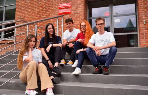 Studenci Wydziału FTIMS na schodach przed Instytutem Fizyki PŁ.