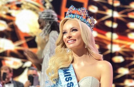 Karolina Bielawska Miss World 2021w koronie i szarfie z napisem Miss World.
