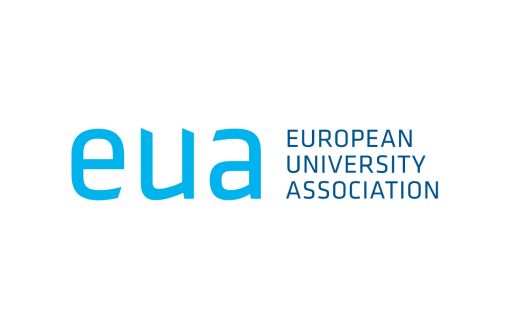 Logotyp EUA - niebieski napis na białym tle.