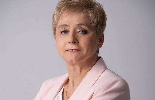 Zdjęcie portretowe: prof. Małgorzata Matusiak na szarym tle.