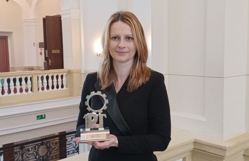 dr hab. inż. Anna Masek, profesor na Wydziale Chemicznym PŁ pozuje ze statuetką.