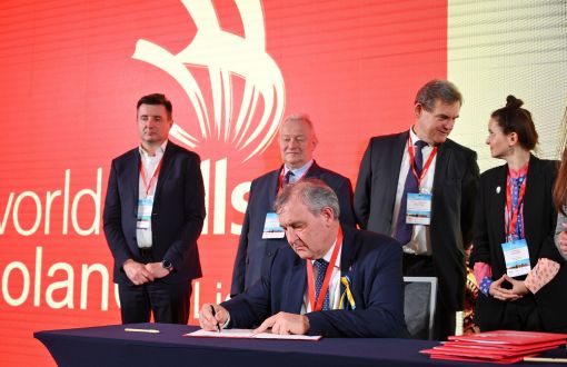 Rektor Jóźwik podpisuje porozumienie