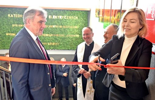 Prof. Krzysztof Jóźwik i prof. Renata Kotynia przecinają wstęgę.
