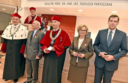 Odznaczeni Złotym Krzyżem Zasługi; (od lewej) dr inż. Ryszard Pawełek, dr hab. inż. Witold Pawłowski, prof. PŁ oraz dr hab. inż. Irena Wasiak, prof. PŁ w towarzystwie rektora prof. Krzysztofa Jóźwika i wojewody łódzkiego Tobiasza Bocheńskiego