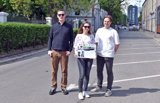 Liderzy projektu: Adam Owczarek i Wojciech Dolecki oraz Wiktoria Suska - wiceprezes SKN „Cirkula” stoją na ul. Skorupki.