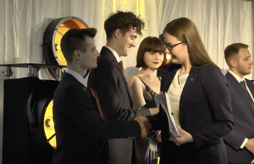 Zdjęcie z gali. Adam Lewczuk odbiera gratulacje.