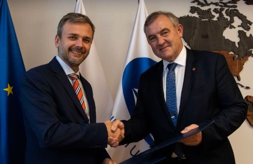 Prof. K. Jóźwik (od prawej) i prof. G. Mazurek gratulują sobie podpisania umowy.