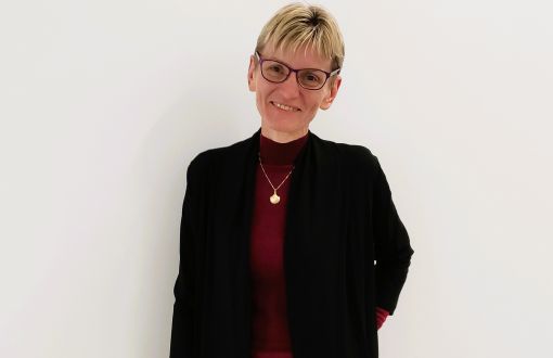 Zdjęcie portretowe: prof. Beata Kolesińska na szarym tle.