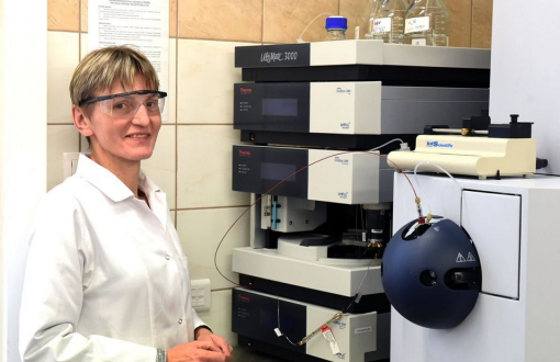 Prof. Beata Kolesińska w laboratorium przy aparaturze chemicznej.
