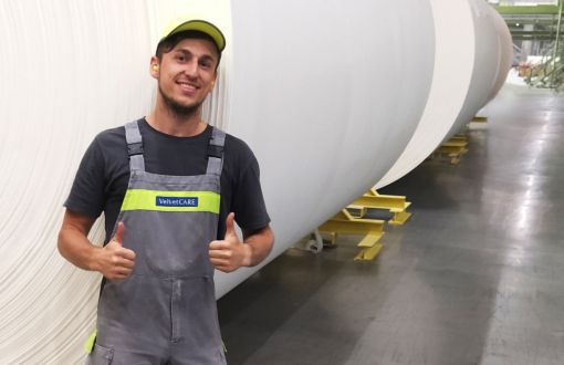 Dawid Dobrzelewski stoi przy olbrzymiej beli materiału.