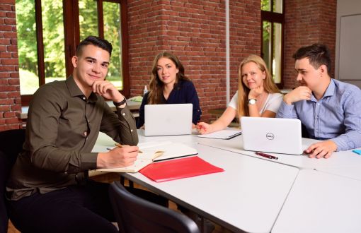 Zdjęcie poglądowe: czwórka studentów siedzą przy stole