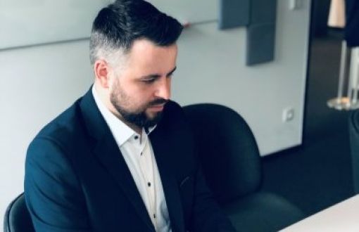 Michał Wilczak przy biurku