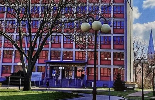 8-piętrowy budynek o czerwonej fasadzie.