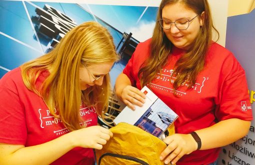 Studentki koła RYZA i obiekt ich badań - papierowy plecak