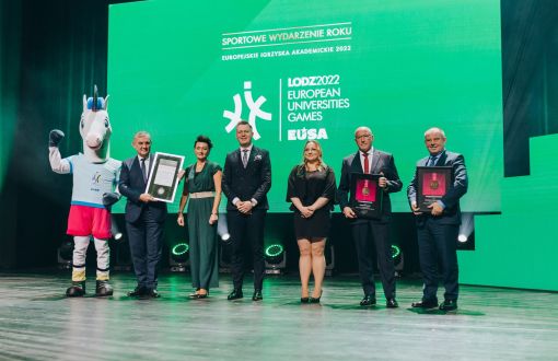 Rector of TUL, Prof. Krzysztof Jóźwik with representatives of the university receives the award, photo: organizer arch.
