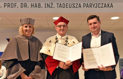 Rektor prof. Krzysztof Jóźwik i dyrektor dr hab. Paweł Poszytek oraz dr inż. Dorota Piotrowska, prof. PŁ - dyrektor Centrum Współpracy Międzynarodowej PŁ