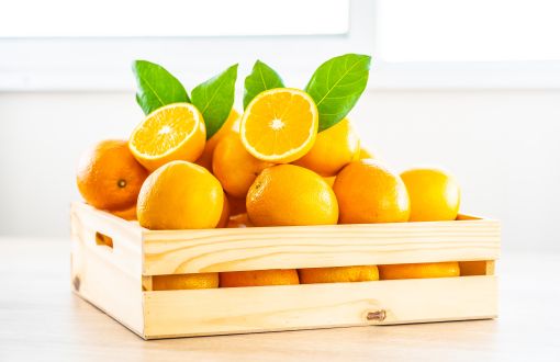pomarańcze w skrzynce, żródło:pomarańcze w skrzynce <a href="https://pl.freepik.com/darmowe-zdjecie/swieze-pomarancze-owoc-na-stole_4011198.htm#query=pomara%C5%84cze&position=16&from_view=search">