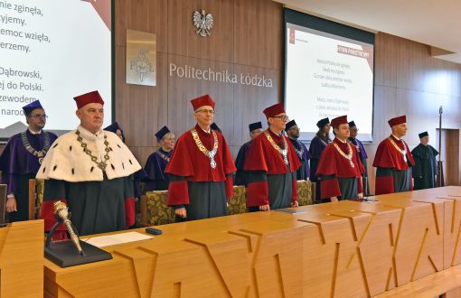 Wojewoda Łódzki wręcz odznaczenie dr hab. inż. Witoldowi Pawłowskiemu, prof. PŁ, prorektorowi ds.studenckich, fot. Jacek Szabela