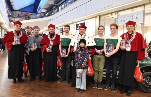 Władze i studenci PŁ podczas zbiórki pieniędzy w Manufakturze, fot. Jacek Szabela