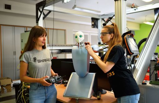 Studentki kierunku automatyka i sterowanie robotów na WEEIA PŁ, fot arch. PŁ
