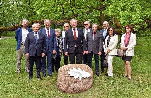 Przedstawiciele władz PŁ przy pomniku Fabrykanta, fot. Jacek Szabela