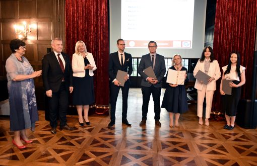 People with certificates at the operational level with the rector of TUL, the dean of the OiZ faculty and the chairwoman of the Chapter