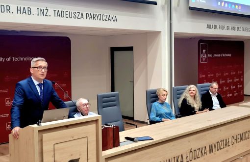Przemawia prof. Łukasz Albrecht podczas spotkania z uczniami w auli. im. prof. T. Paryjczaka w PŁ, fot. Jacek Szabela
