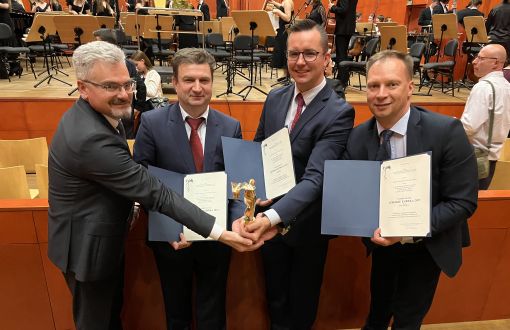 Zespół naukowo-wdrożeniowy z PŁ  z dyplomem i statuetką, arch. Ł.K.