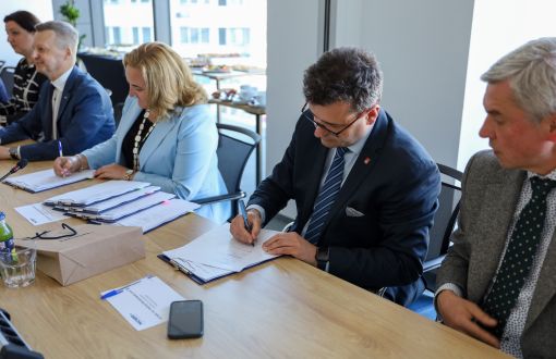 ). The agreement was signed (May 13) by the Vice-Rector for Education, dr. hab. inż. Andrzej Romanowski, university professor