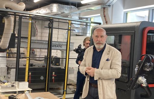 Prof. PŁ Grzegorz Granosik prezentuje sprzęt w tzw. ciężkim laboratorium mechanicznym