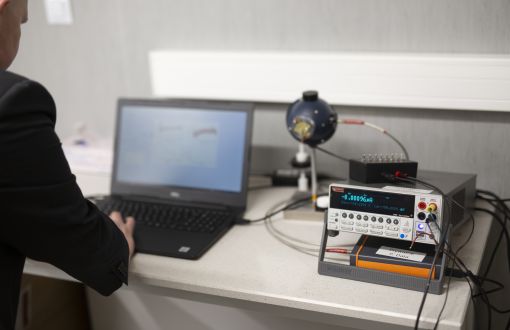 prof. Przemysław Data z Wydziału Chemicznego PŁ w laboratorium, fot. arch. prywatne