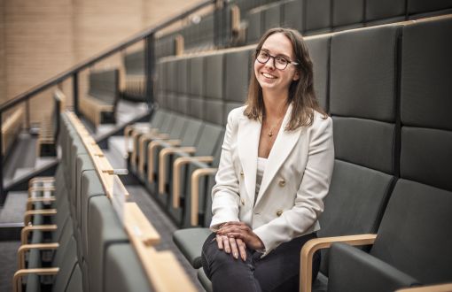 młoda kobieta siedząca w audytorium