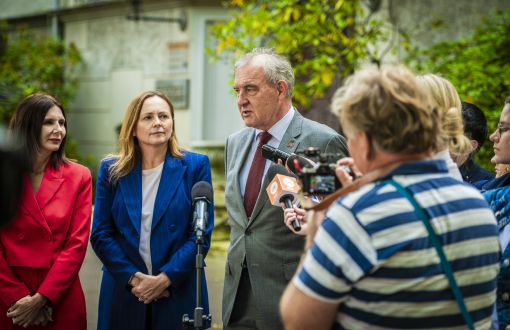 Prof. K. Jóźwik podczas konferencji prasowej, po lewej marszałek Joanna Skrzydlewska i Monika Malinowska-Olszowy