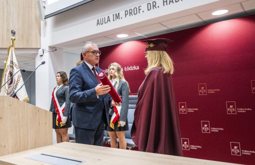 Dyrektor Izabella Kapłon otrzymuje akt nadania imienia od rektora prof. Krzysztofa Jóźwika