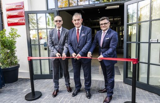 Przecięcie wstęgi przez (od prawej) dziekana prof. Jacka Sawickiego, rektora prof. Krzysztofa Jóźwika i prof. Tomasza Kubiaka 