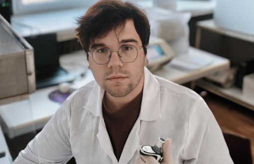 Tomasz Grzyb w laboratorium